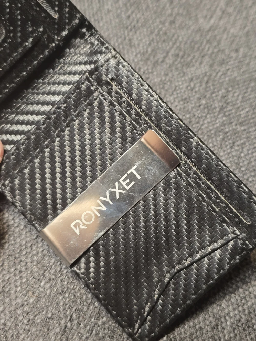 Ronyxet Black Carbon-Texture Slim Card / Wallet With Money Clip